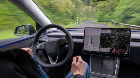 Soome politsei peatas Tesla, mille purjus juht roolis magas