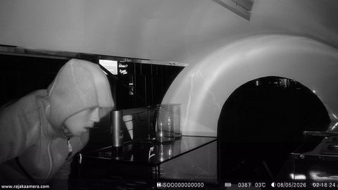 Tartu jäätisekiosk murdvarjuja otsitakse turvakaamera salvestiselt