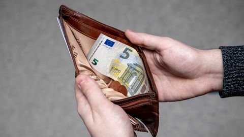Eestis kasvavad palgad, kuid kodanike rahaasjad halvenevad