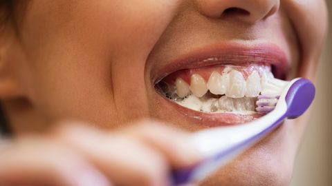 Hammaste puhastamisel unustatav samm, mida arstid soovitavad