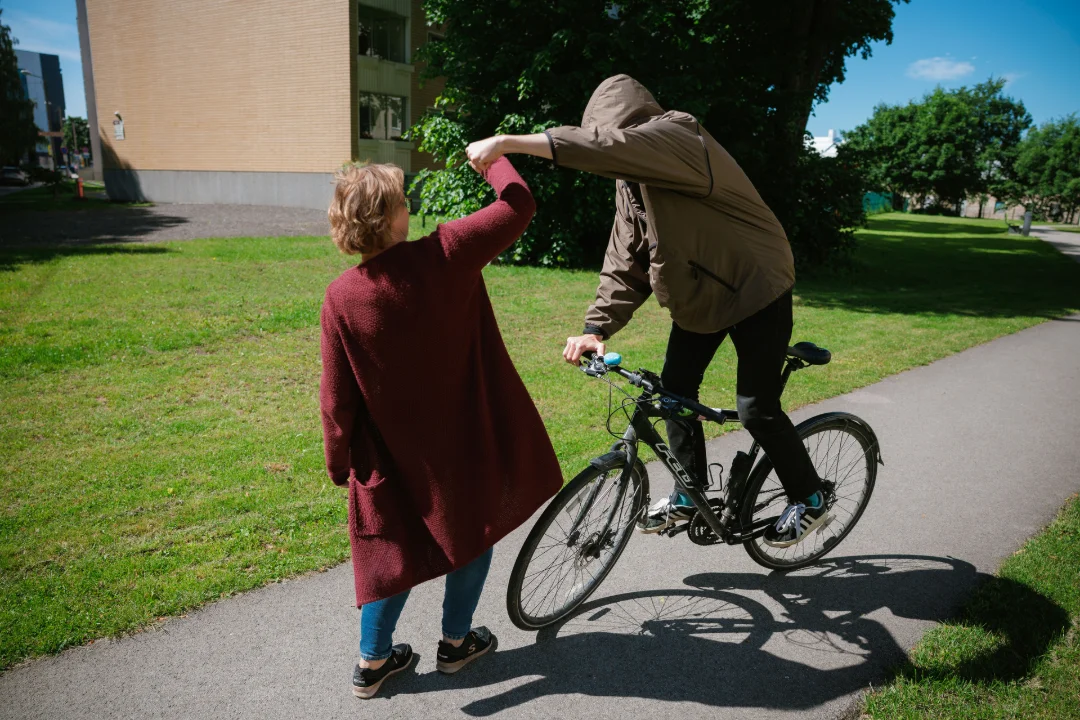 Investor kirjeldab kergliiklusteel aset leidnud konflikti jalakäija ja rattariga