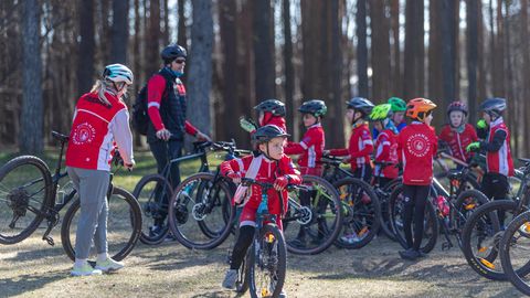 Viljandi rattaklubi noored valmistuvad suurele maratonile