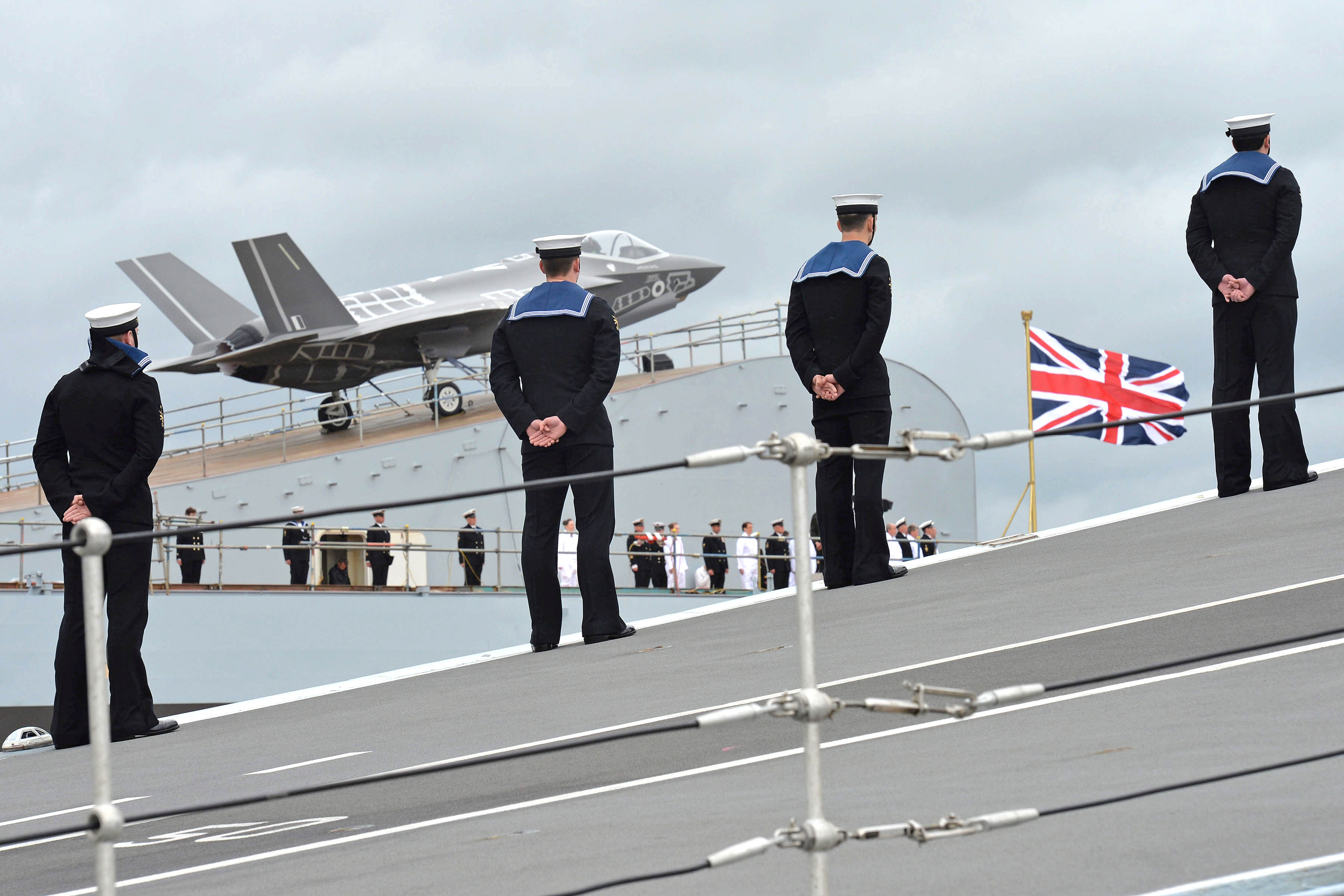 Suurbritannia lennukikandja HMS Queen Elizabeth lahkus Portsmouthist õppustele
