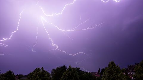 Kagu-Eestisse jõudis äikene ja rahe, keskkonnaagentuur hoiatab
