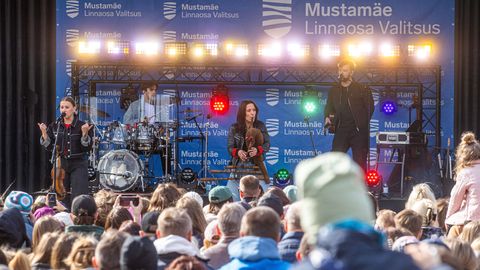 SADU bänd pani Mustamäe kevadlaadal inimesed tantsima