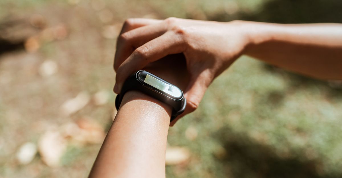Google Launches Screenless Fitbit Air Health Tracker