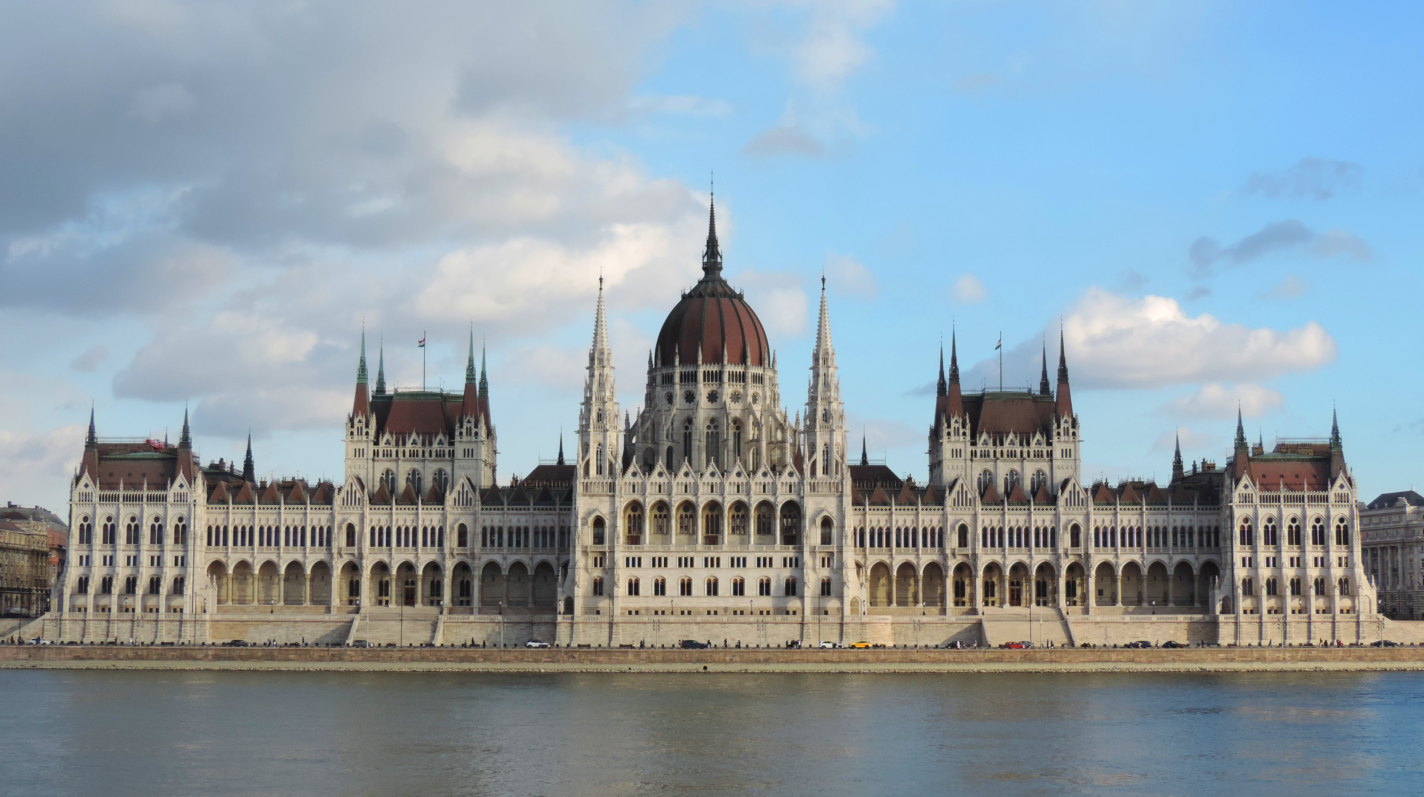 Ungari parlament tühistas Budapestis vastuolulised lastekaitse-seaduse sätted
