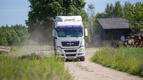 Eesti veoauto kaotas Rootsis sõidu ajal osa puidukoormast