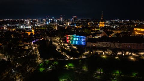 Stenbocki maja särab vikerkaarevärvidesse Tallinnas