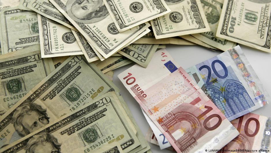 Euro kurss langes Pariisi võlaprobleemide tõttu 17 kuu madalaimale tasemele