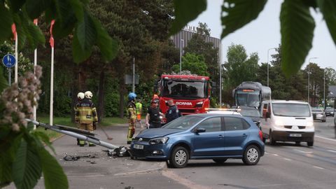 Drunk driver crashes into pole on Tallinn's Freedom Avenue