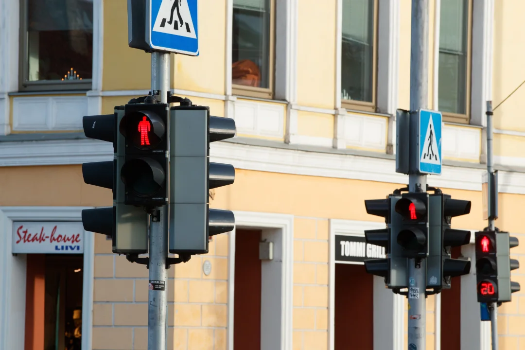 Miks Tallinna jalakäijate foorinupud tihti ei toimi?