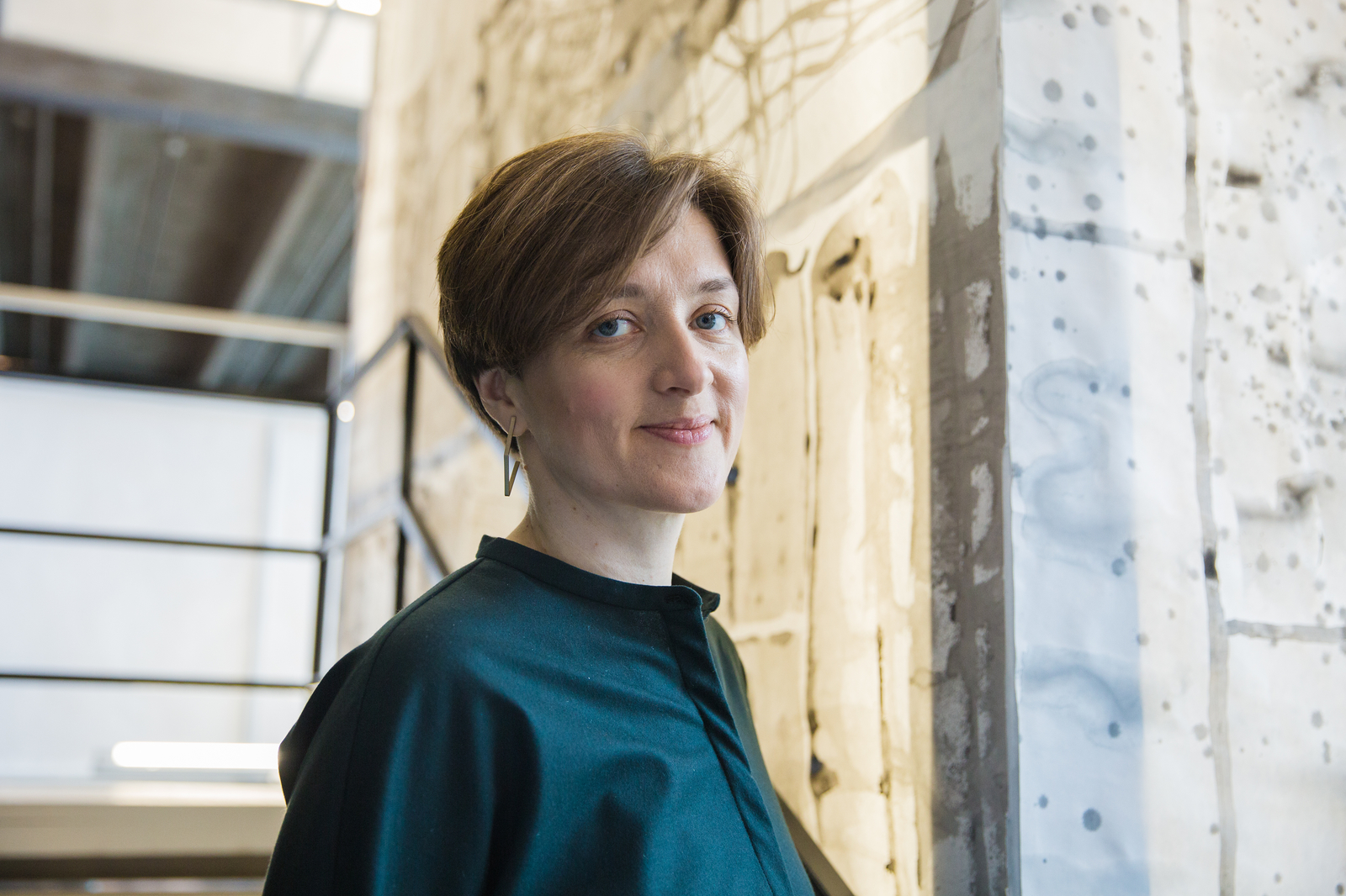 Luuleharrastusest ärimudeliks: luuletaja Stella Terna müügiedu Tallinnas