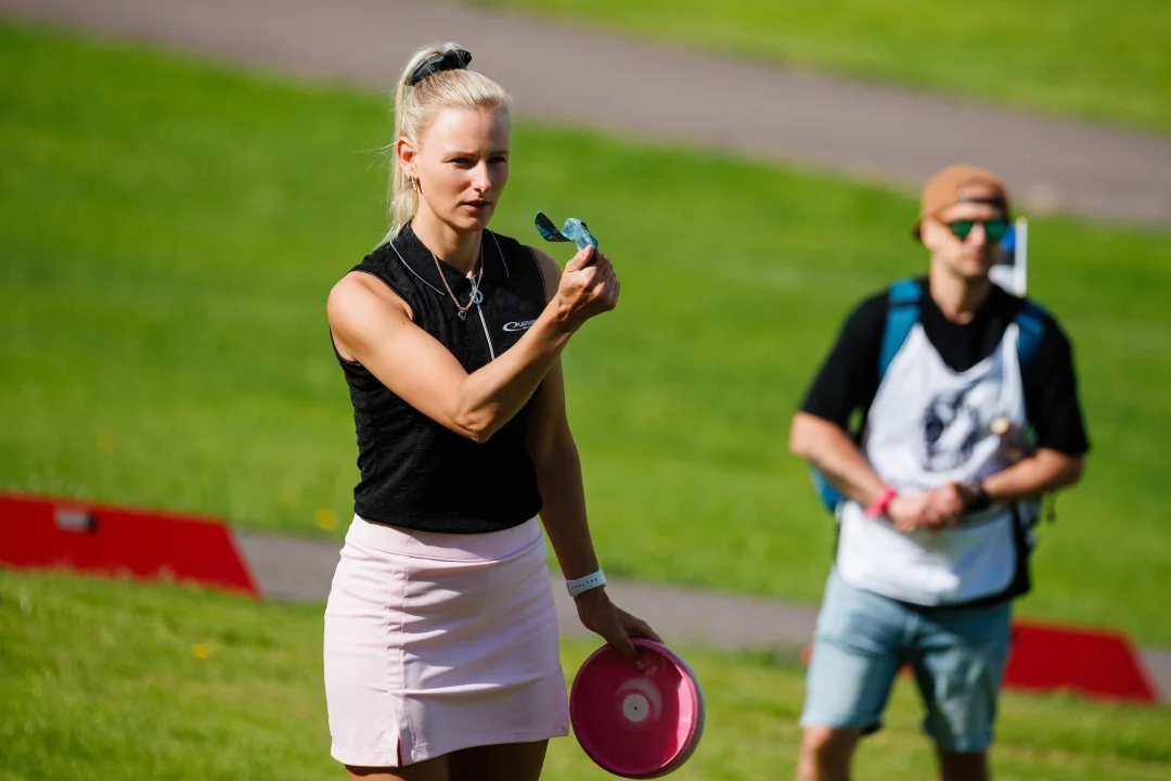 Disc golf festival in Tallinn: Eveliina Salonen leads, Keiti Tätte makes hole in one