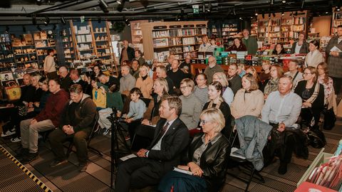 Briti suursaadik esitles raamatut Tallinna raamatupoest