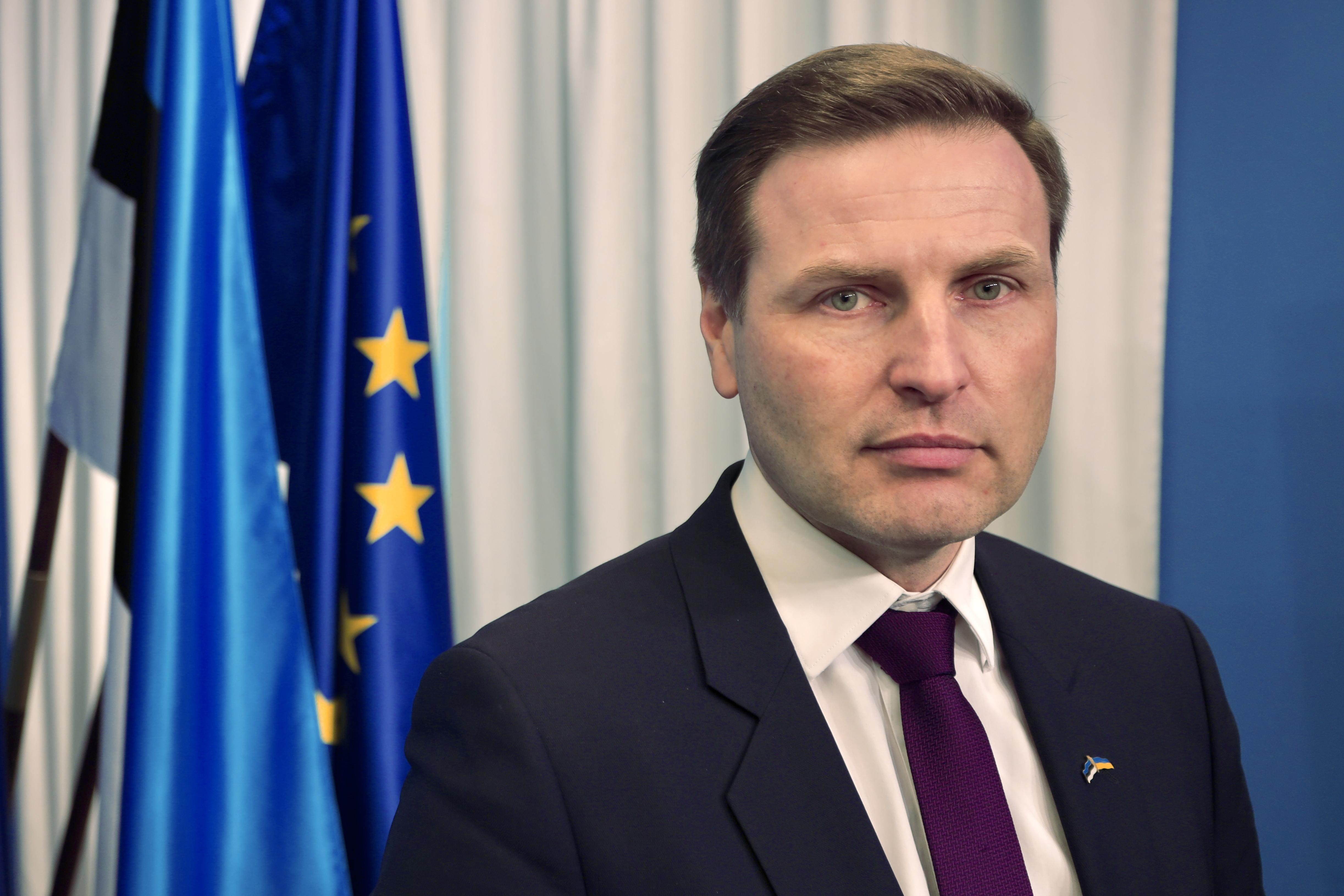 Kaitseminister Hanno Pevkur lahkub ametist Tallinnas puhkenud 60-miljonilise laskemoonaskandaali tõttu