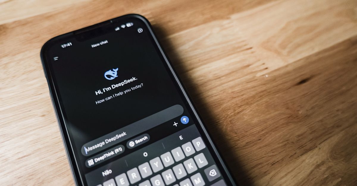 WhatsApp tutvustas salajast tehisintellekti vestlust kahanevate sõnumitega