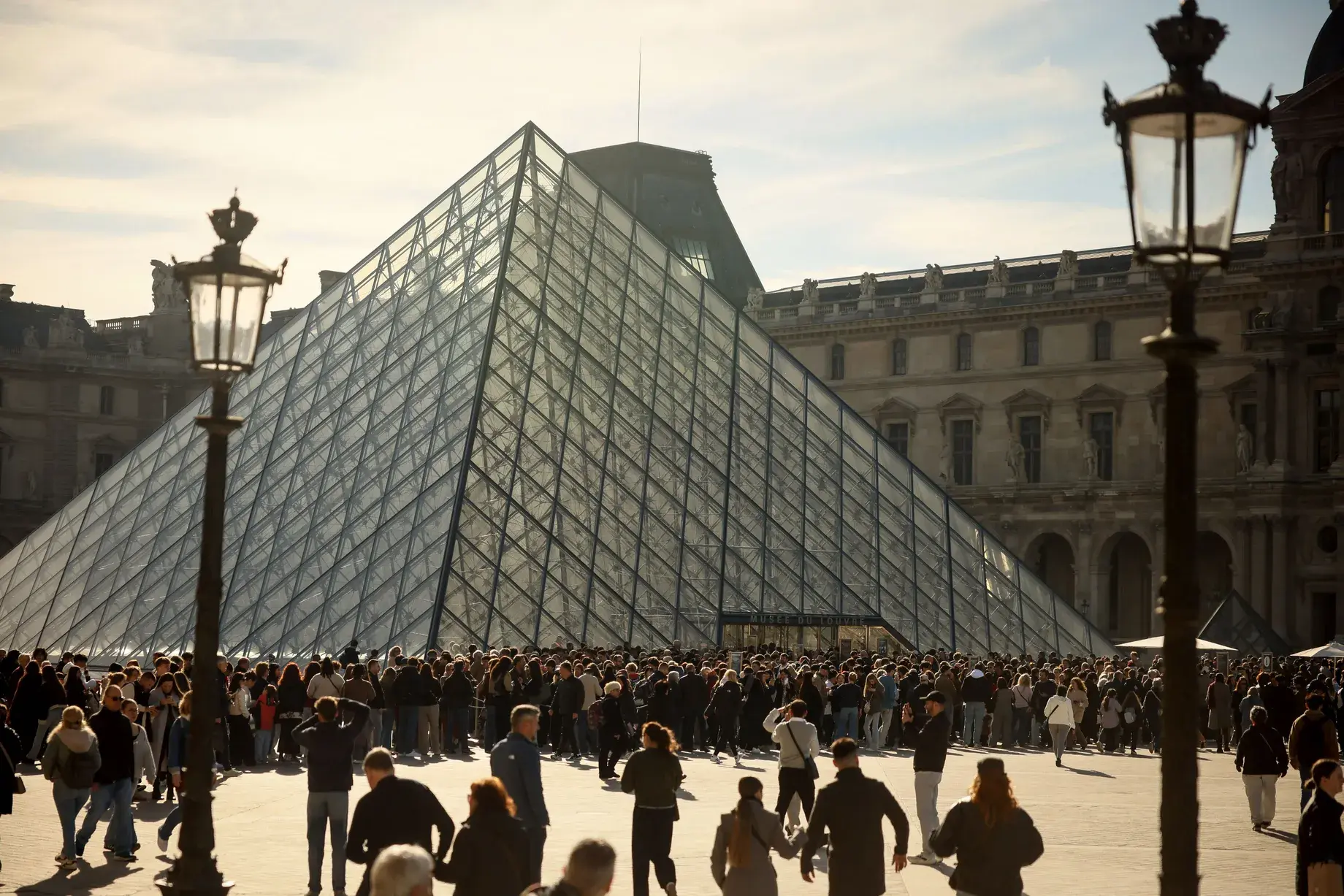 Pariisi Louvre’i muuseumi Apollo galerii avatakse pärast suurt vargust uues kuues