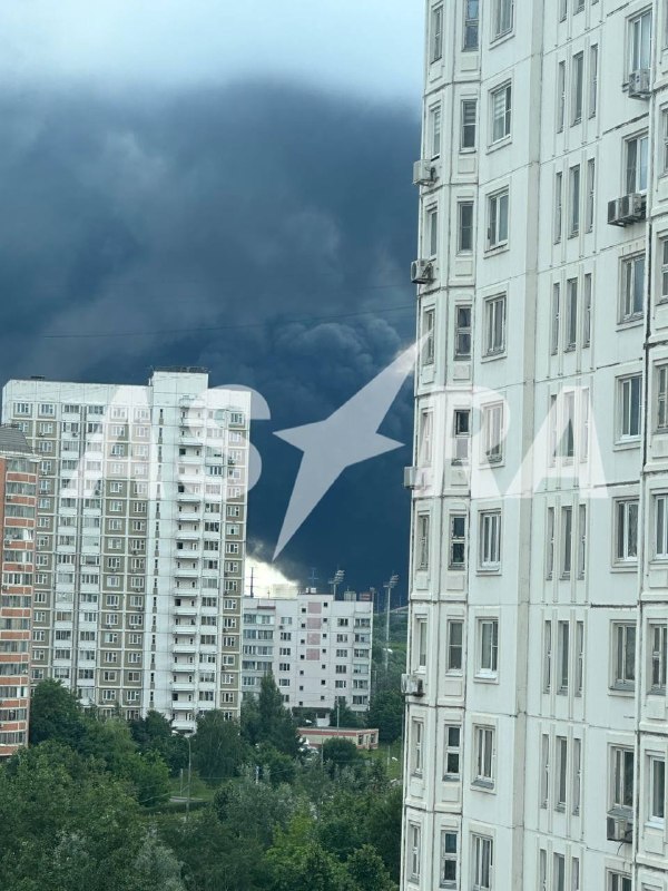 Крупнейшая за два года атака дронов на Москву: горит НПЗ, 17 пострадавших, аэропорты закрыты