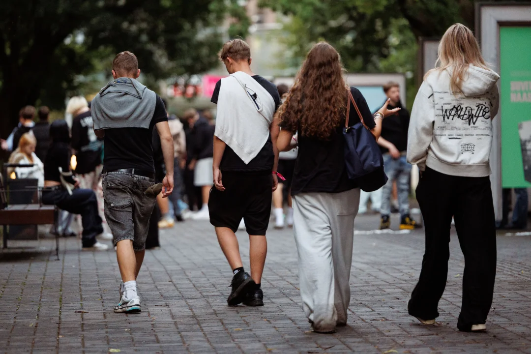 Tallinna parkides hoogustuv noorteelu tõstatab arutelu suvevaheaja pikkuse üle