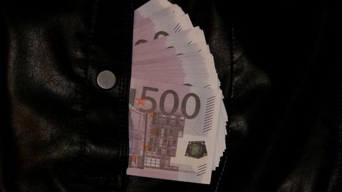 Dubai lennujaamas ootab 30 570 euroga must jakk omanikku