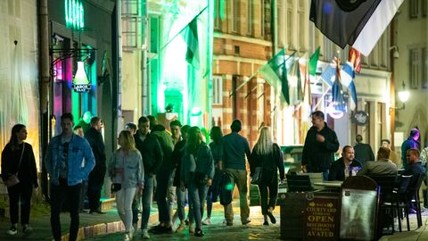 Tallinna ööelu kriminaalne tegevus - turvamehed valivad purjus külastajaid