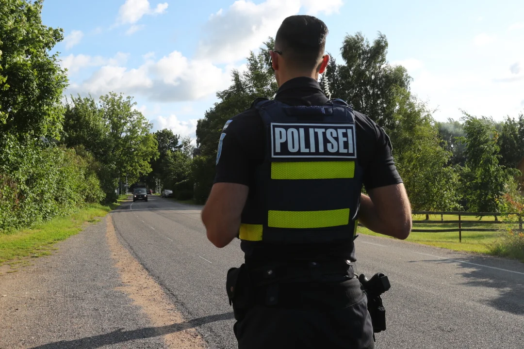Politseinikud patrullivad Läti piiril Iklas ebaseaduslike sisserändajate tuvastamiseks