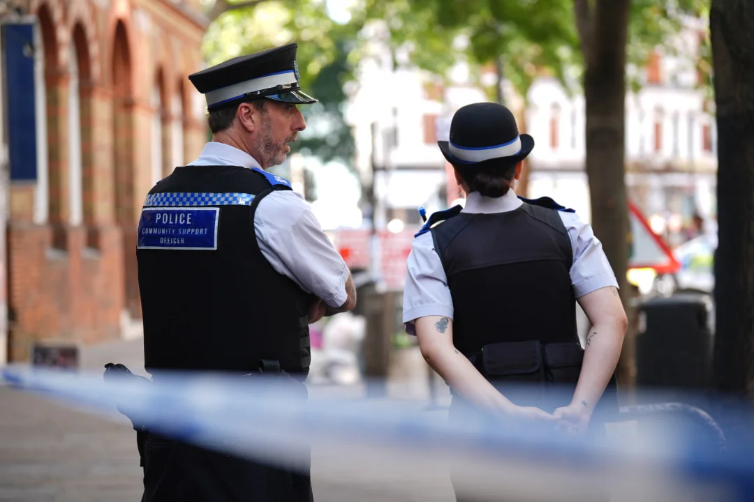 Londoni Covent Gardenis ründas naine kääridega nelja meest