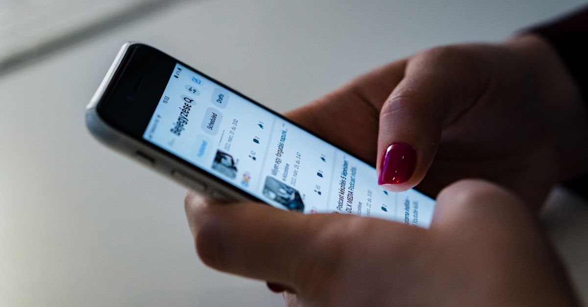 24/7 Fan Pages: The Exhausting Reality Behind Celebrity Updates