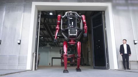 Hiina firma esitles roboti, millesse inimene saab istuda ja seda juhtida