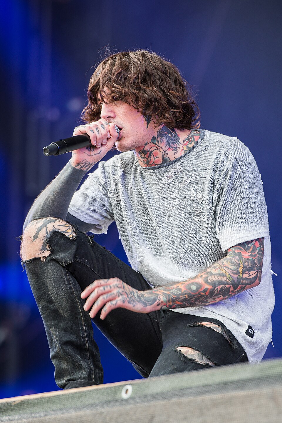 Metal-bändi Bring Me The Horizon laulja sai kontserdil fännilt telefoni vastu pead
