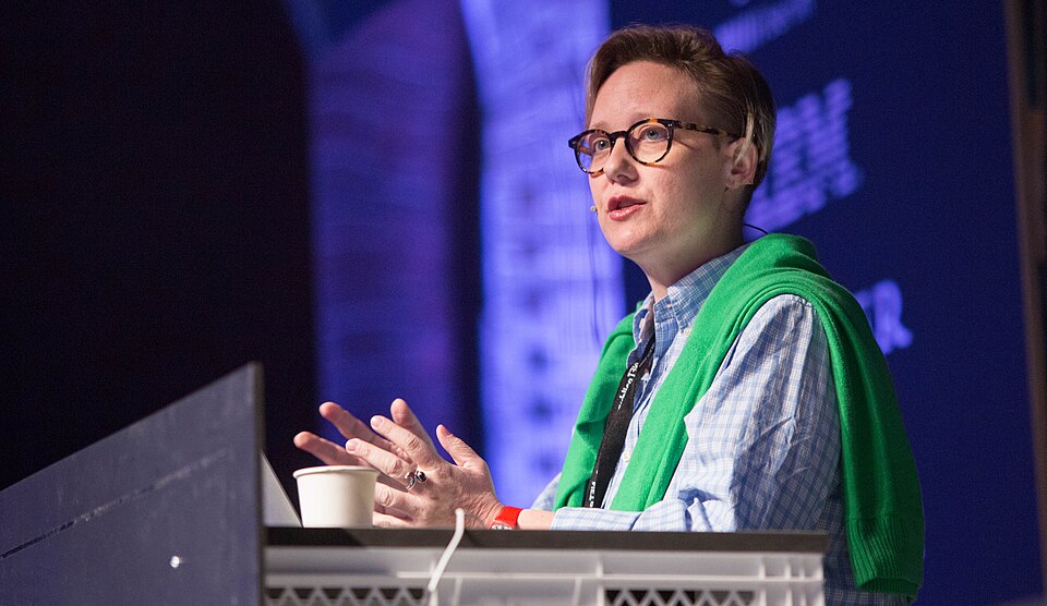 Internetiuurija Sarah T. Roberts hoiatab: tehnoloogiahiidude kontroll digitaalelu üle on demokraatiale ohtlik