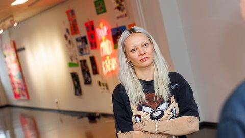 Kunstnik Marta Vaarik pani oma tissid põlema, et uut näitust reklaamida