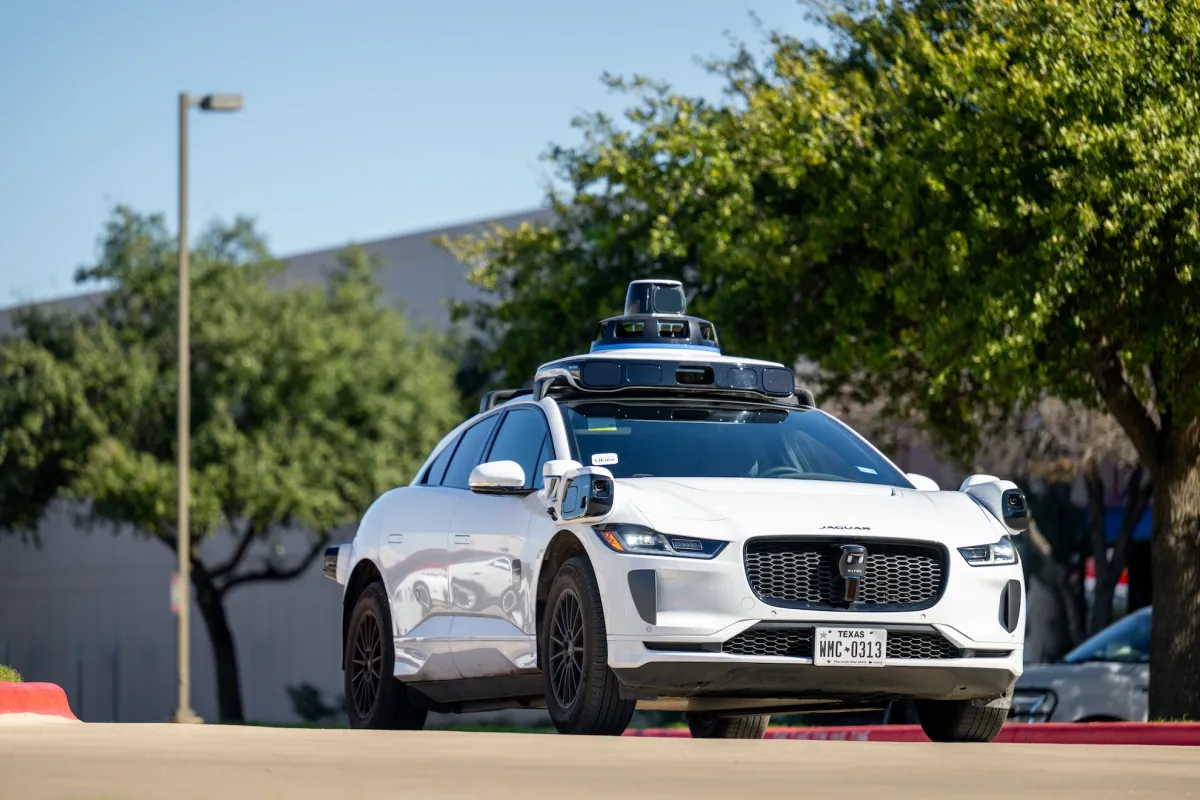 Waymo esitas NHTSA-le materjalid Santa Monica robotakso avarii uurimiseks