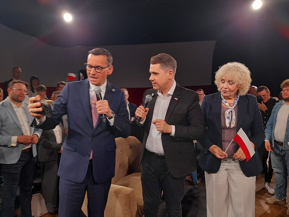 Poola suurimas opositsioonierakonnas toimus lõhenemine: endine peaminister heideti välja